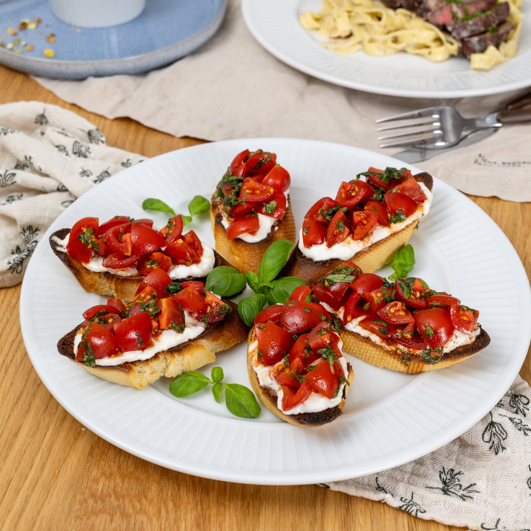 Bruschetta med burrata, tomater og basilikum