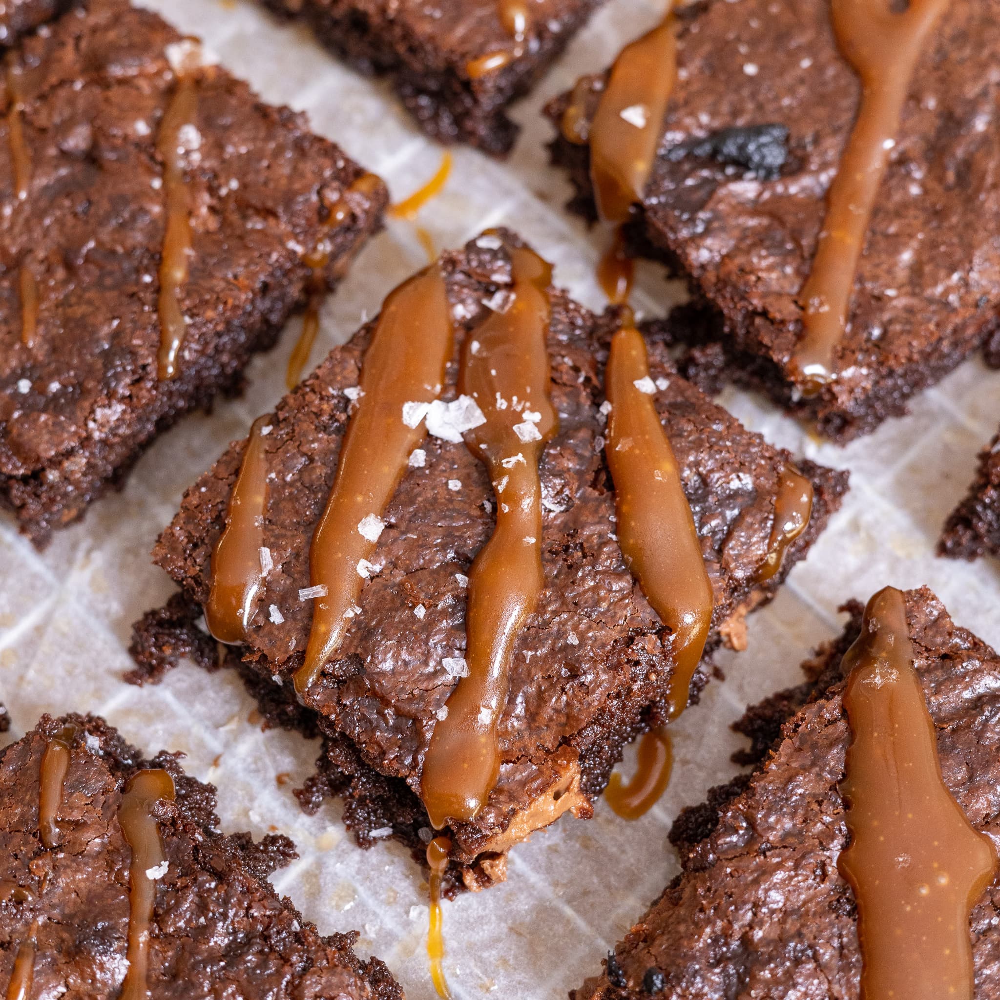 Fudgy brownies med melkesjokolade og salt karamellsaus