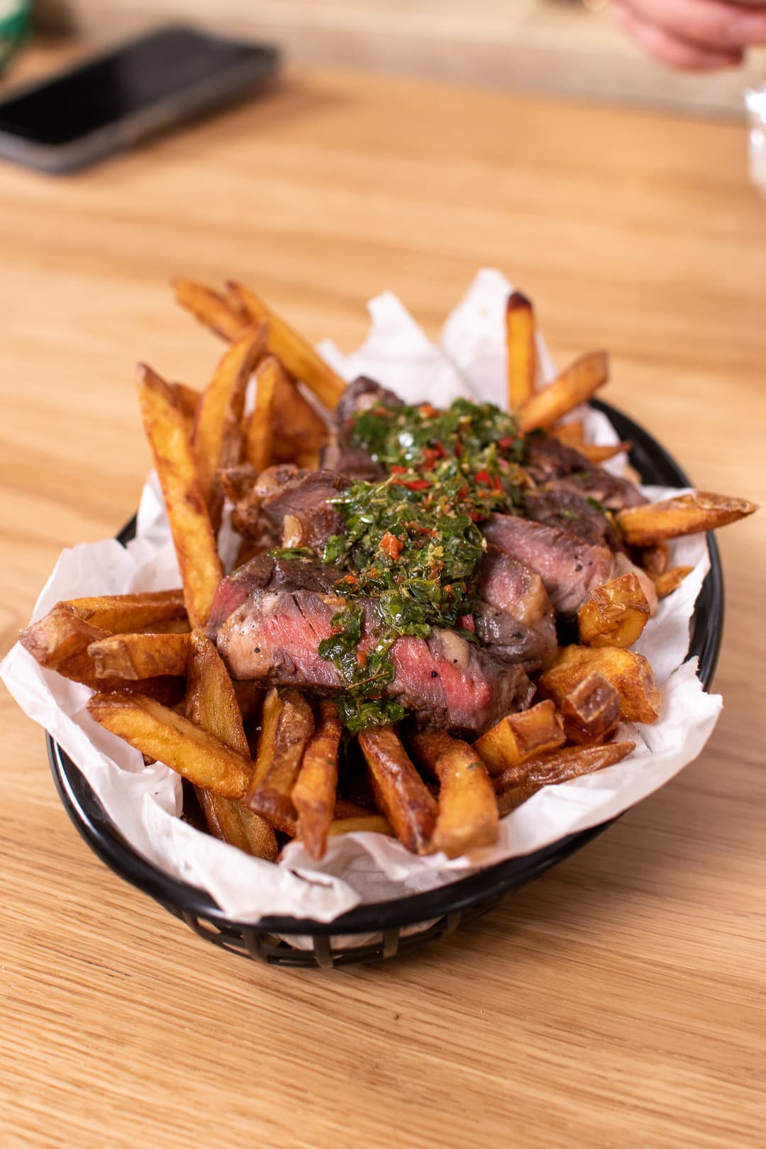 Biff, fries og chimichurri