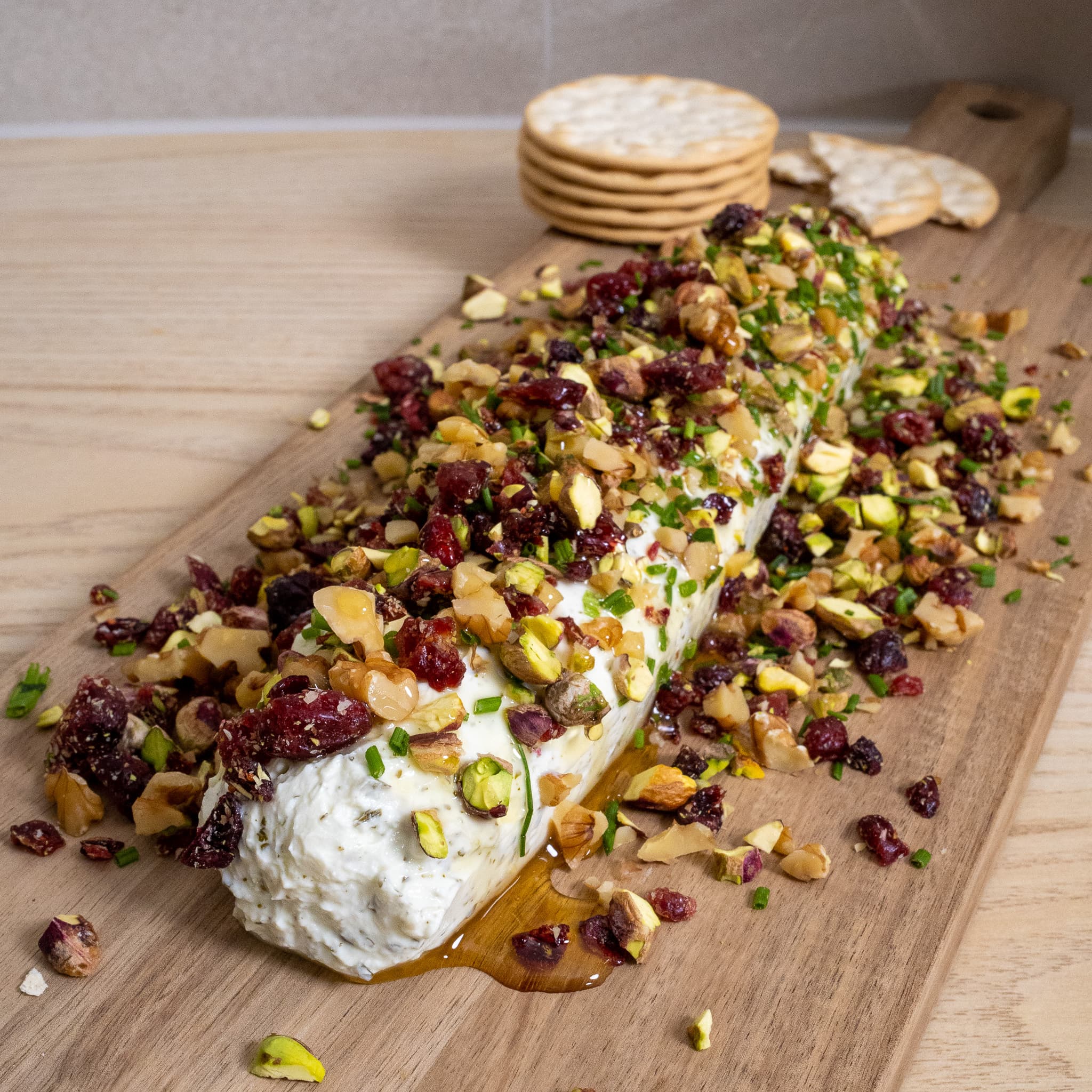 Kremostdip med urter, nøtter, honning og frukt.